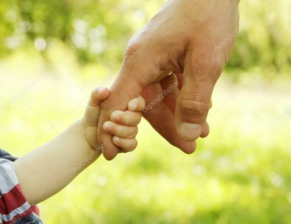 Маленький жест пальцами. Брахидактилия мизинцев. Крошечная рука взрослого человека. Жесты пальцами. Большой руками жест.