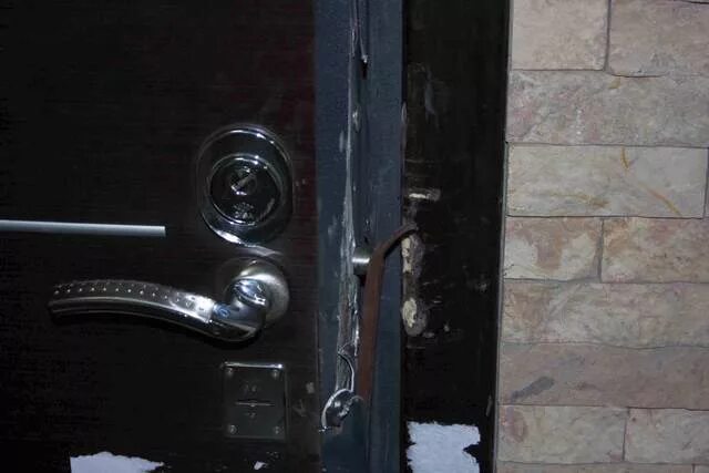 отжим двери. следы взлома. навесной замок на дверь. сломанные двери металлические входные. взломанная дверь в квартиру.