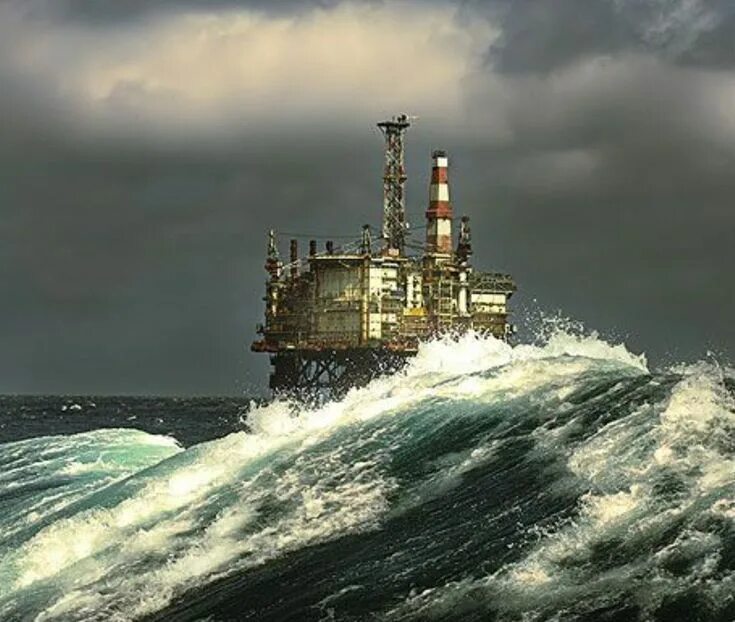 Seas of britain. Нефтяная платформа в шторм. Нефтяная платформа в море шторм. Буровая платформа в шторм. Нефтяные вышки в море в шторм.