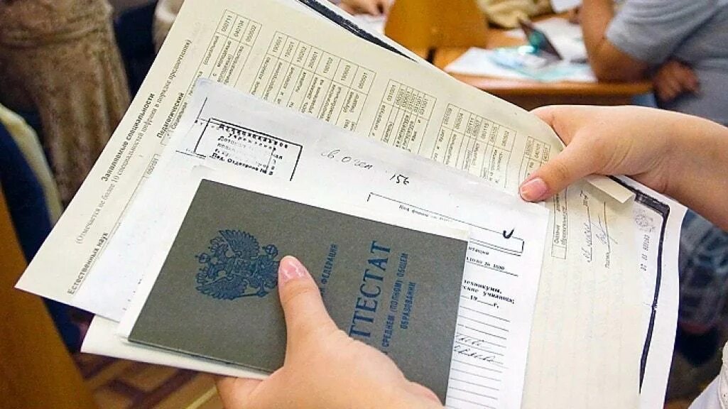 Сдать документы на поступление. Поступление в вуз. прием документов. поступление в колледж. документы для поступления.