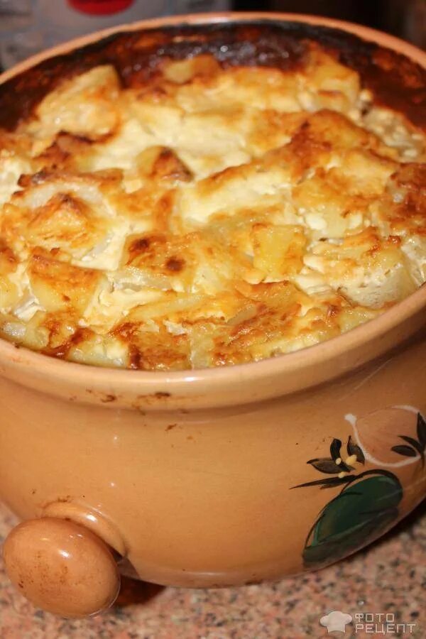 курица с картошкой в горшочке. картошка в горшочках. картошка в горшочках. жаркое в глиняном горшке. блюда в глиняном горшке.