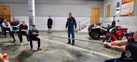 Несколько юношей соревнуются
