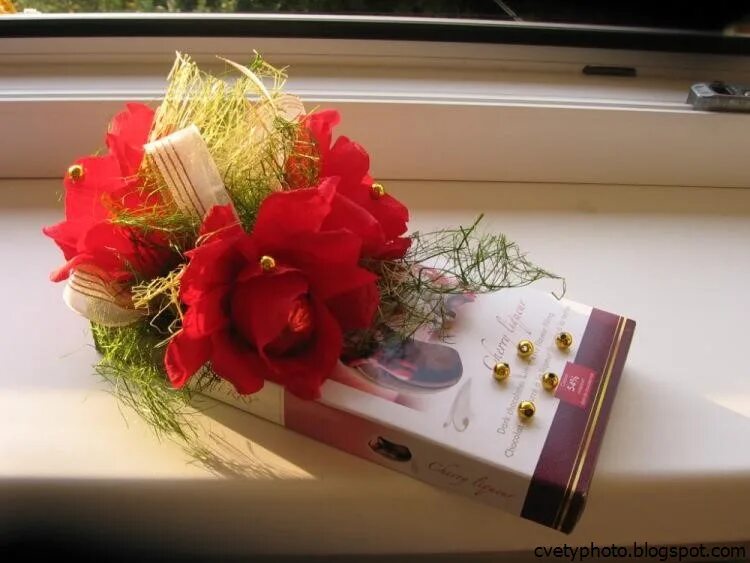 Цветы с конфетами. Букет в подарок. Букет на столе. Букет цветов подарок. Дом цветов и подарков