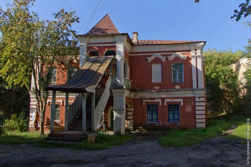 Калужское дома. Калуга исторические здания. Старинные здания Калуги. Старый дом Калуга -область -области -усадьба. Самое старое здание в Калуге.