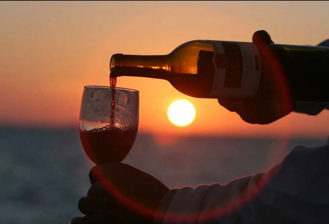 Вино на закате. Вино и море. Закат в бокале. Вино на берегу. Бокал вина утром
