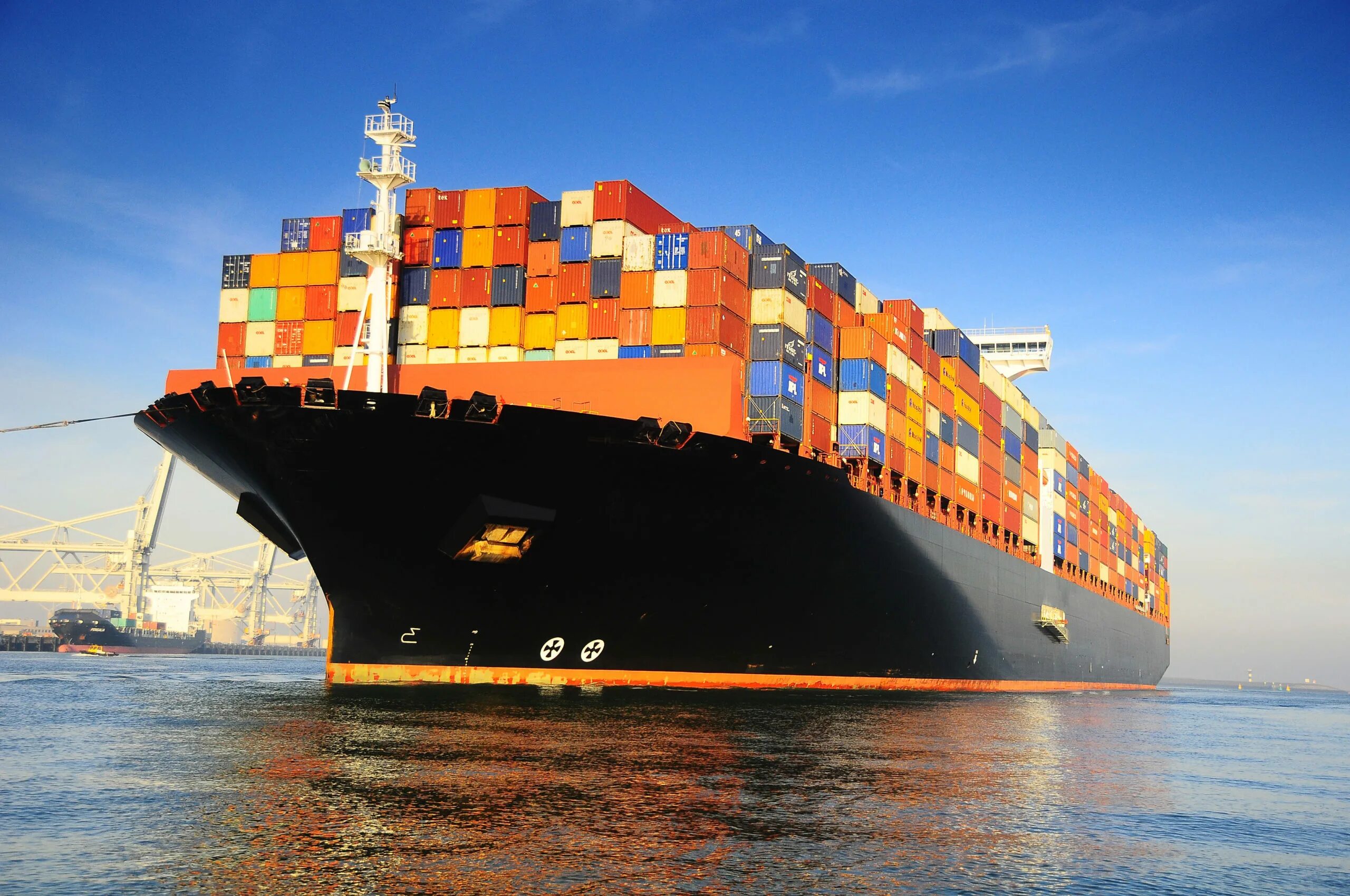 Океанский контейнеровоз маерск. Контейнеровоз msc kalina. Контейнеровоз в порту. Корабль rena monrovia. Морской транспорт.