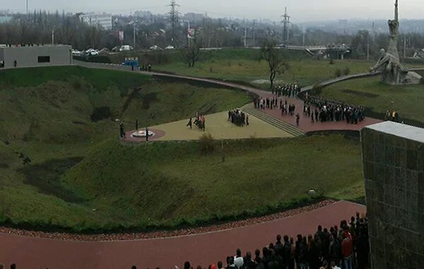 Змеевская балка ростов на дону. Мемориальный комплекс жертвам фашизма Змиевская балка Ростов-на-Дону. Змиёвская балка Ростов. Мемориал Змиевская балка в Ростове на Дону. Ростов на Дону мемориал Змиевская балка Холокост евреев.