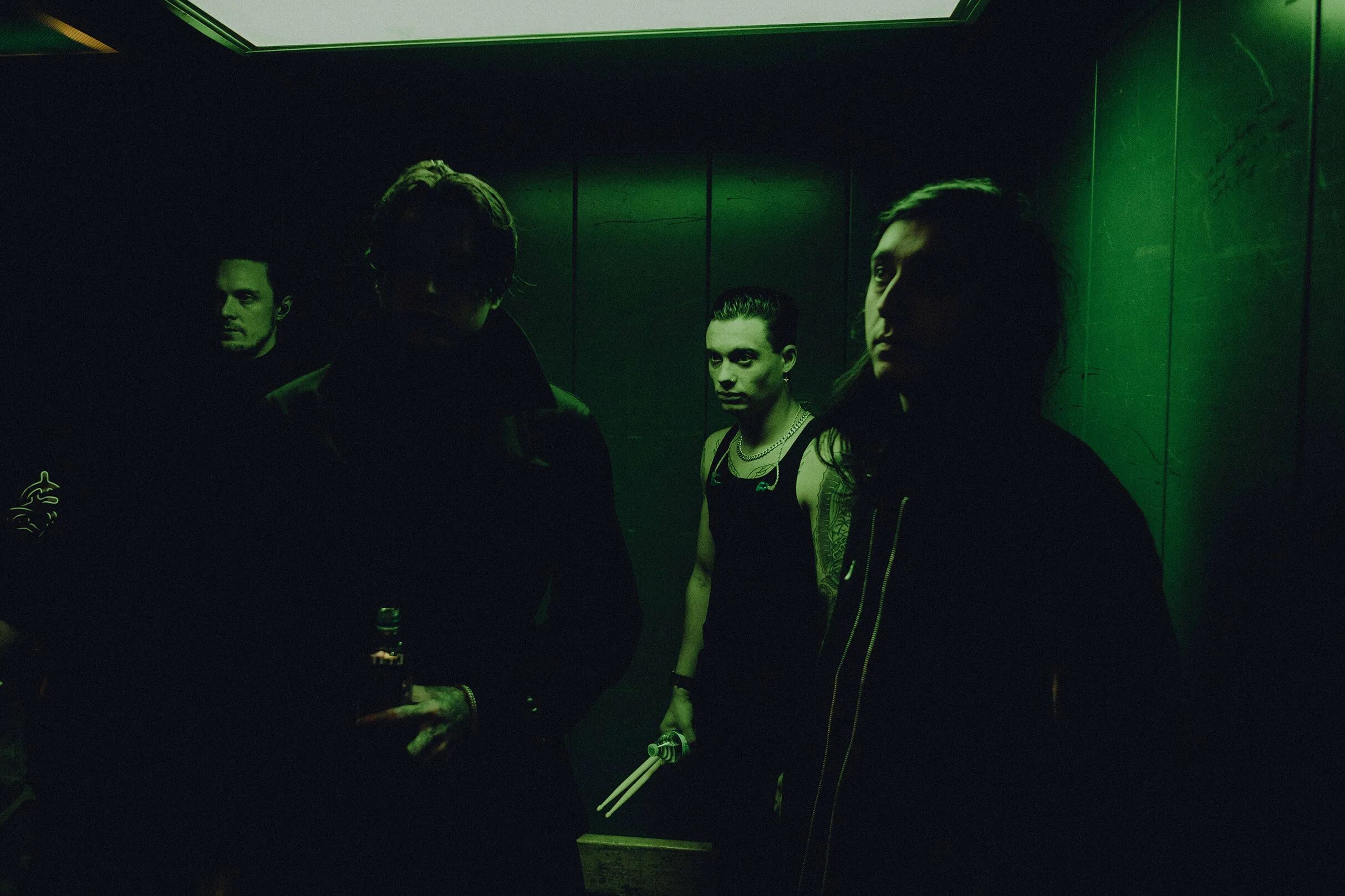 Bad omens 8th apartment концовки. Bad omens. bad omens вокалист. bad omens 2025. exit wounds bad omens.