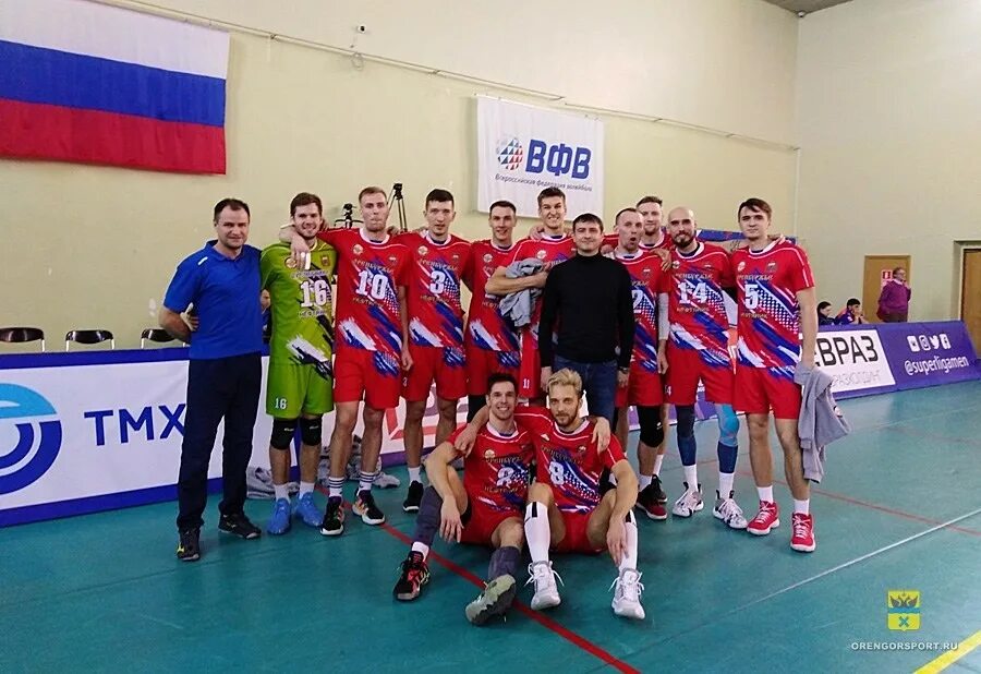 нефтяник оренбург волейбол. оренбург волейбольный. команда нефтяник оренбург. нефтяник (волейбольный клуб, оренбург). газпром-югра волейбольный клуб.
