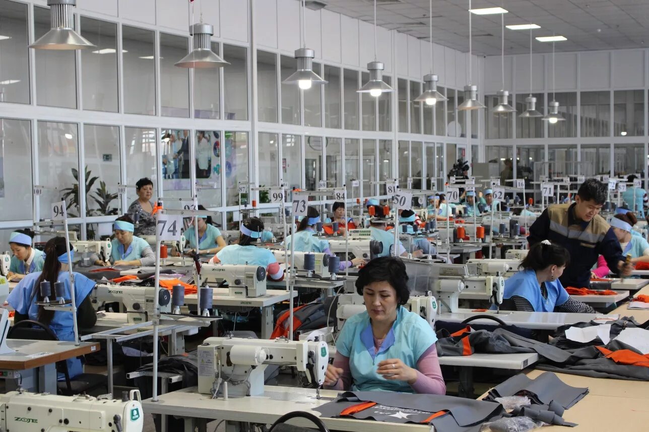 Чусовская швейная фабрика. Швейный цех. Фабрика по пошиву одежды. Швейная промышленность.
