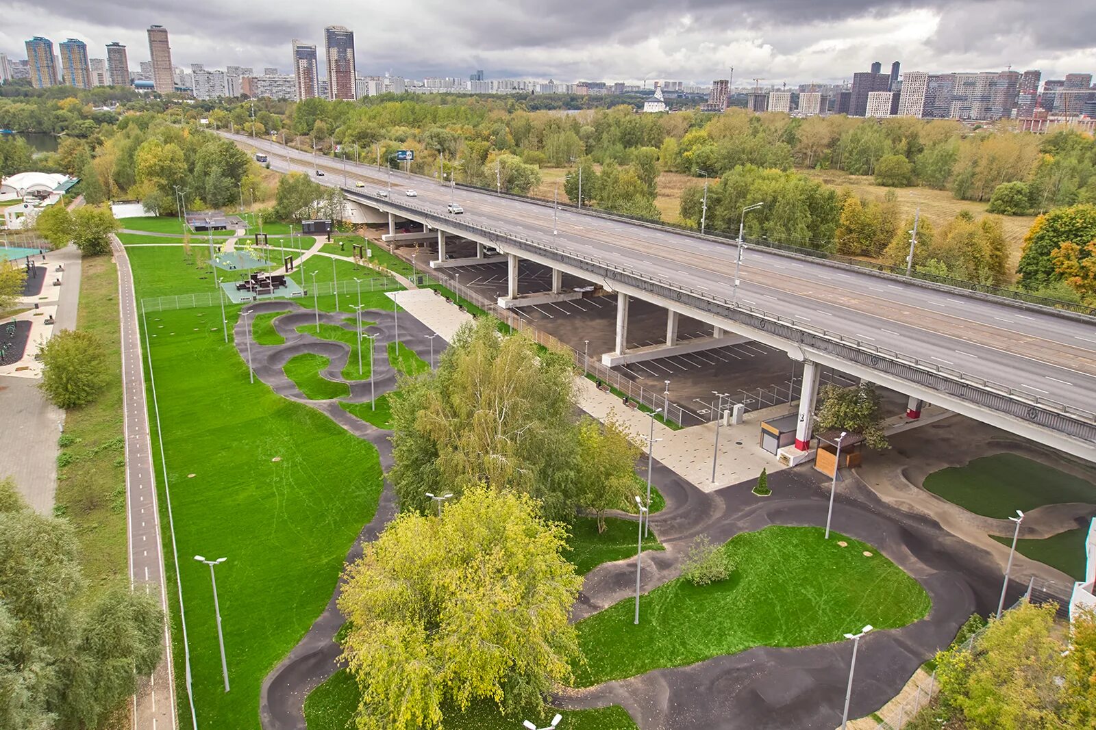 Строгинский мост парк. Спортивная площадка Строгинский мост. Скейт парк Строгино. Памп Строгино.