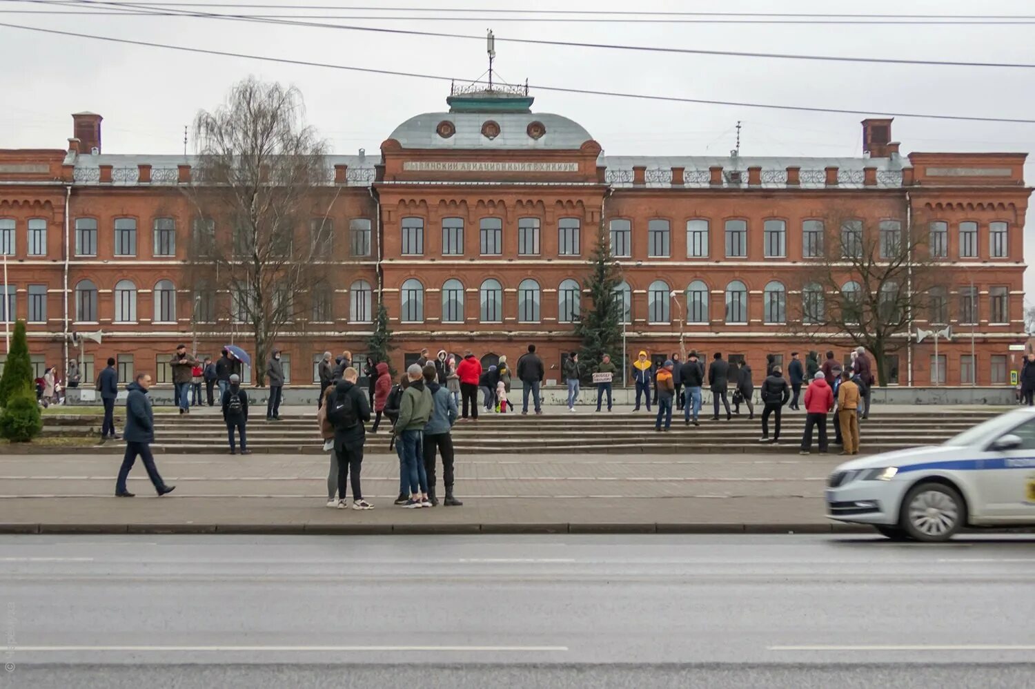 Площадь рыбинского. Площадь Дерунова Рыбинск. Рыбинск площадь Дерунова новая. Площадь Дерунова Рыбинск фото. Памятник Дерунову в Рыбинске.