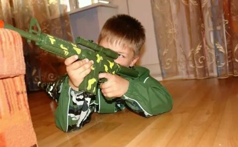Дети играют с солдатиками