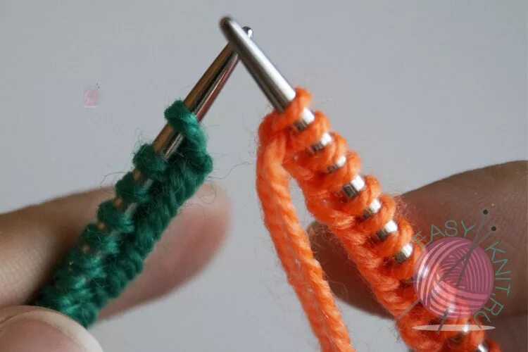 Круговое вязание на 4 спицах. Как соединить вязание по кругу спицами. Как замкнуть круг на 4 спицах. Как замкнуть круг на 4 спицах. Соединение кругового вязания.