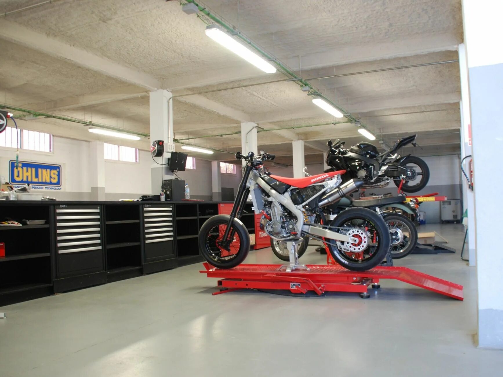 Где поставить мотоцикл. Гараж для мотоцикла. Мотокросс в гараже. Бокс для хранения мотоцикла. Гараж для мототехники.