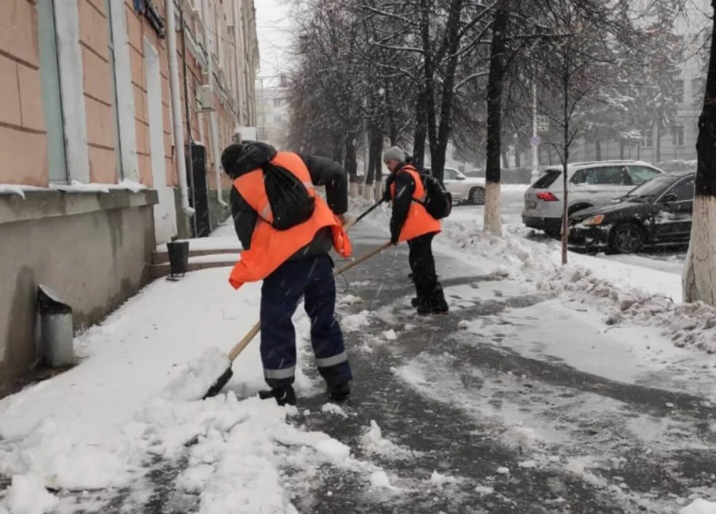 Коммунальщики. Уборка снега в Кургане. Уборка снега на проезжей части вручную. Курган снег. Коммунальщики сгребают снег к дому в Якутии.
