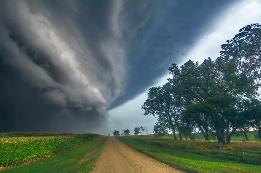 смерчи и торнадо. ураган летом. штат канзас природа торнадо. грозовые облака. ураган смерч торнадо.