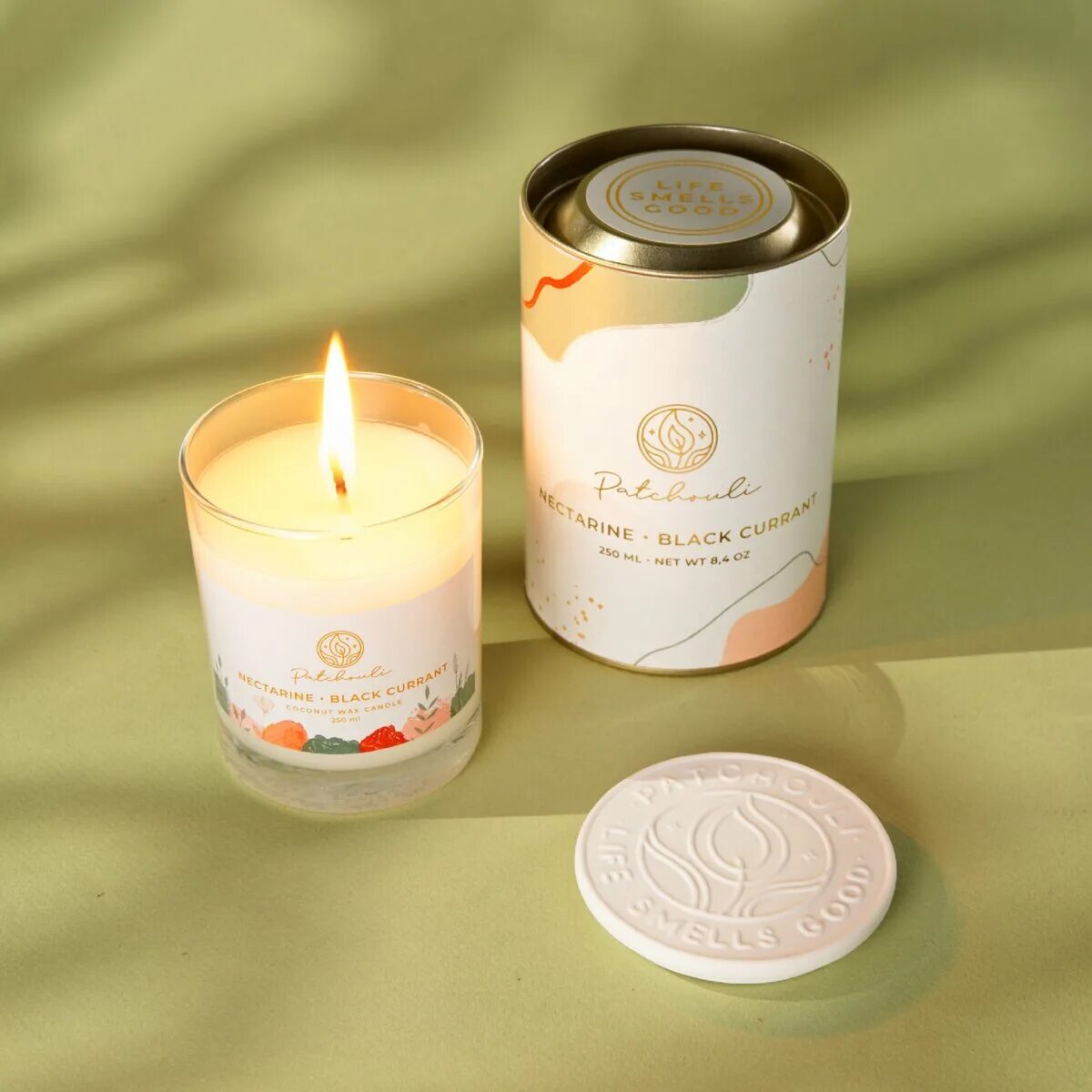 Рука зажигает свечу. Горящая свеча на столе. Ароматные свечи на ярмарке. Как правильно жечь свечи. Как правильно жечь свечи в стакане.