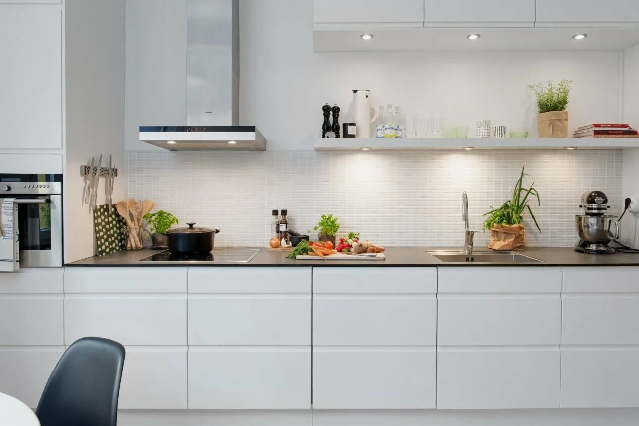 кухонные гарнитуры без навесных шкафов. кухни без навесных шкафов в интерьере. стильная кухня без верхних шкафов. кухня без навесных шкафов. кухонный гарнитур без навесных шкафов.