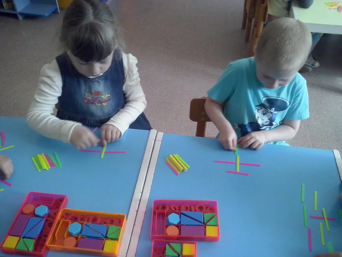 Игра фигуры подготовительная группа. Занятие по математическому развитию. Занятие по РЭМП В детском саду. Занятие в старшей группе увлекательное. Занятия в детском саду ФЭМП что это.