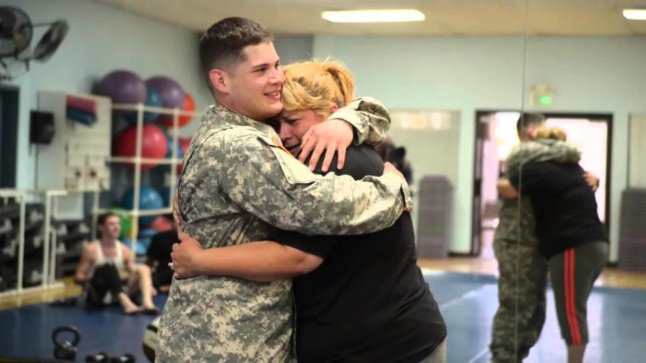 Mom surprises. Soldier mom. Солдат Ларри. Soldier comes Home. Soldat Mommy.