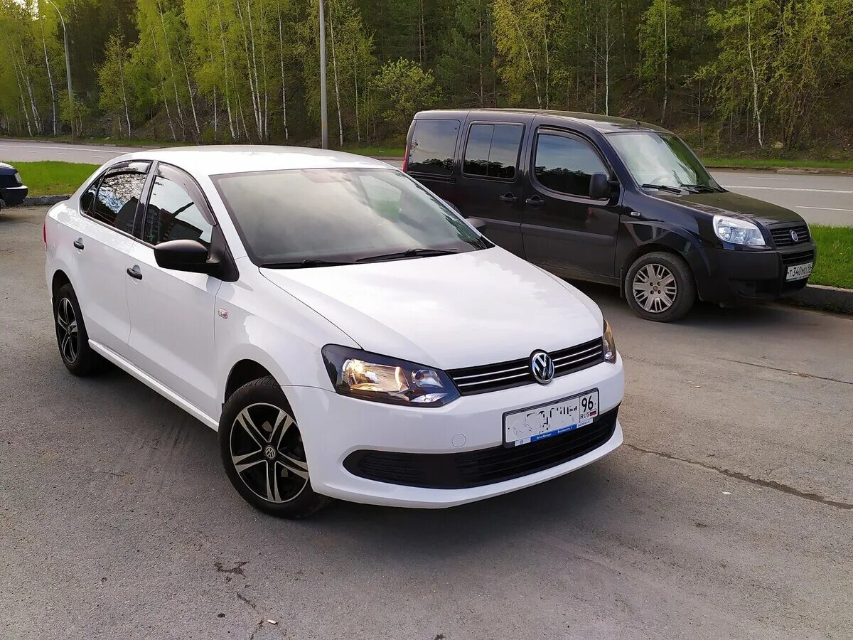 На поло седане есть. Polo sedan drive black. На поло седане есть. Фольксваген поло седан черный. Белый поло на штампах.