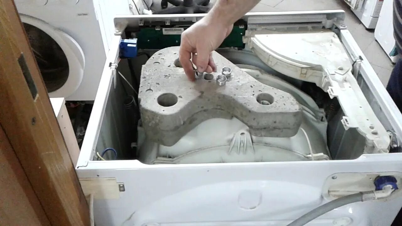 Крышка загрузки стиральной машины индезит. Противовес для стиральной машины Индезит. Противовес для стиральной машины Индезит widl126ex. Противовес для стиральной машины Аристон Хотпоинт.