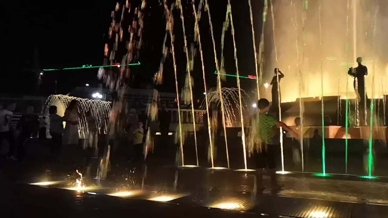 Фонтан на российском проспекте ставрополь. Ставрополь работа фонтана. Поющие фонтаны владимировская площадь ставрополь. Светомузыкальный фонтан в ставрополе. Врата кавказа ставрополь фонтан.