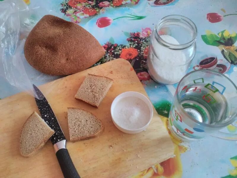 Еда вода хлеб. Хлеб и вода. Хлеб соль на столе. Хлеб соль вода. Кусочек хлеба с солью.