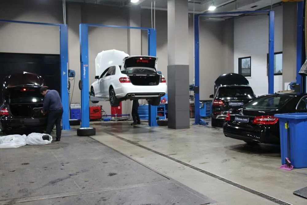 Автосервис площадь. Автосервис мерседес. машина в автосервисе. автотехцентр мерседес. сто мерседес.