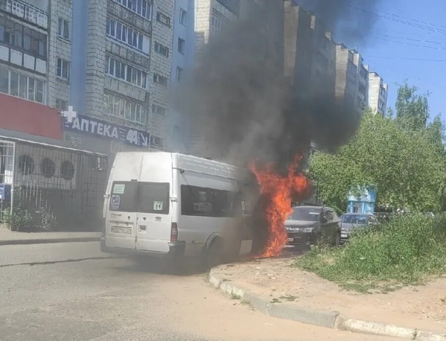 Чп кострома. В Костроме загорелся автобус. В Костроме сгорел автобус.