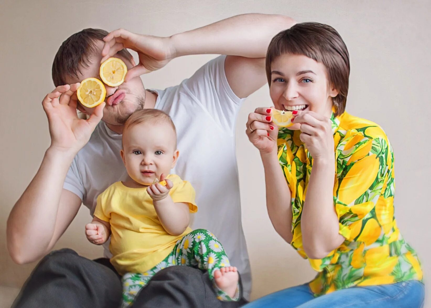 Мама папа и ребенок. Семья с малышом. Семья с маленьким ребенком. Родители с младенцем.