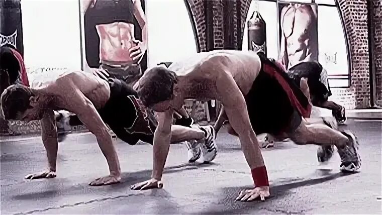 Девушка отжимается. Упражнения с канатом. Дани дикеман в спорт зале. Sled push кроссфит. День тренировки рабыни.