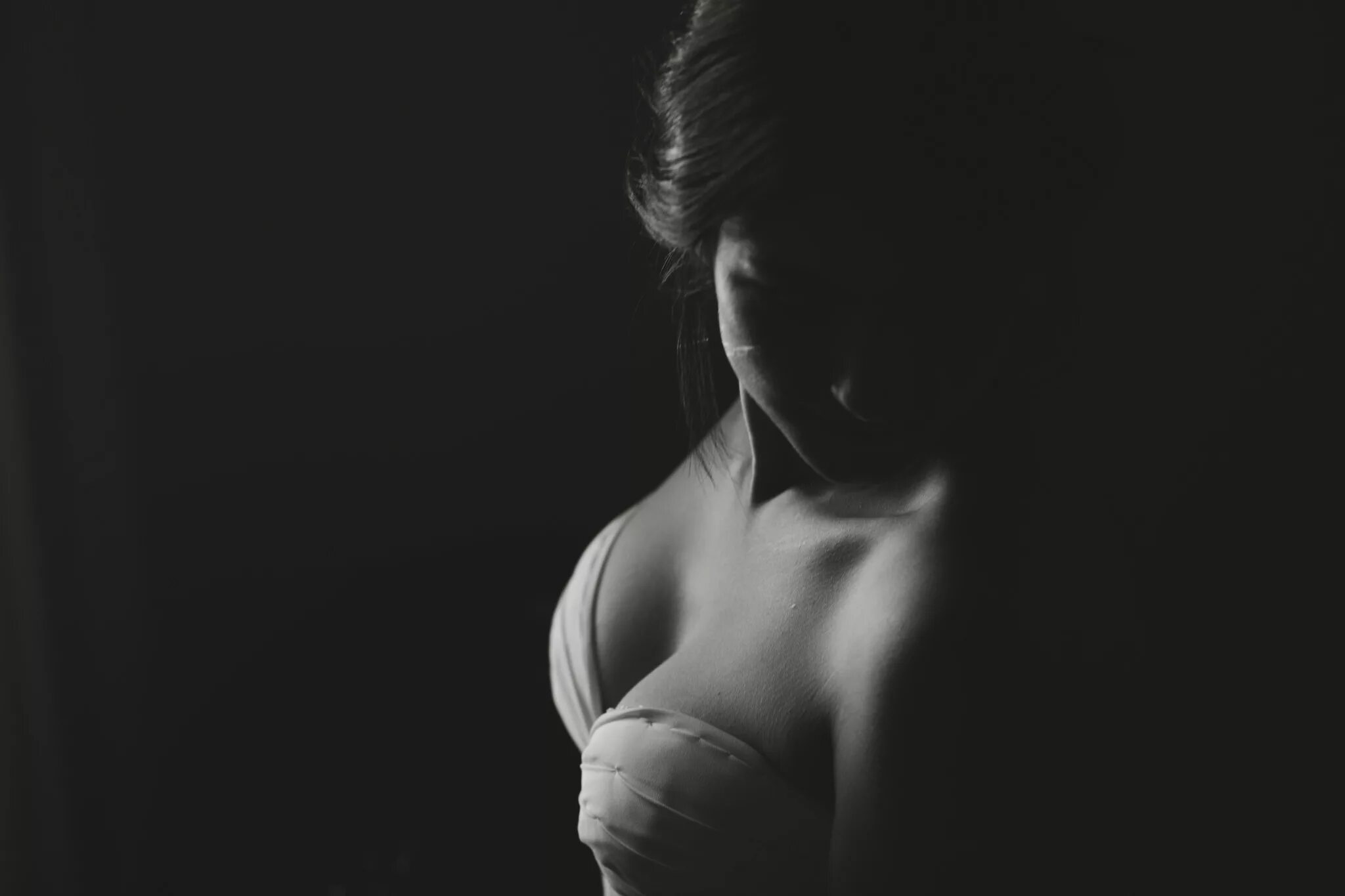 Женская грудь черно белое. Девушка в полумраке. Грудь в темноте. Женское тело груди