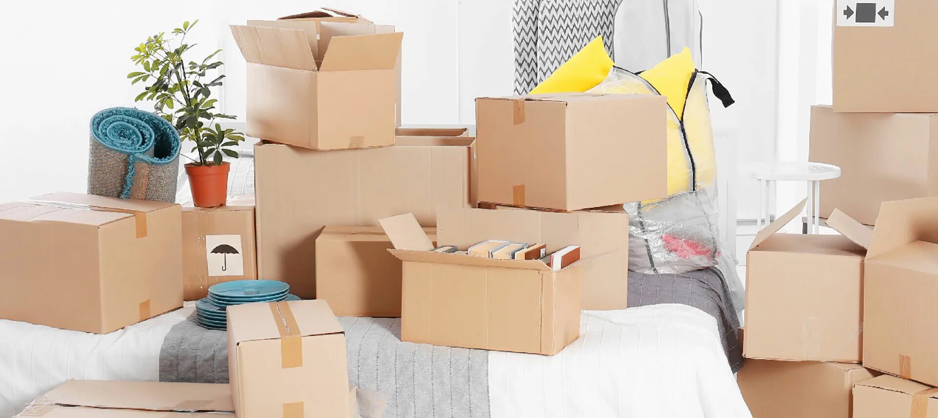 Дешево переехать. Переезд вещи. Коробки в квартире. Комната с коробками. Коробки с вещами.