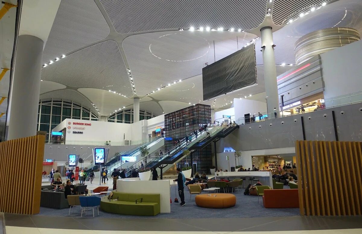 Потолок в аэропорту. Гугл аэропорт. Истамбул аэропорт шезлонги. Отель в здании аэропорта Стамбул Ататюрк.