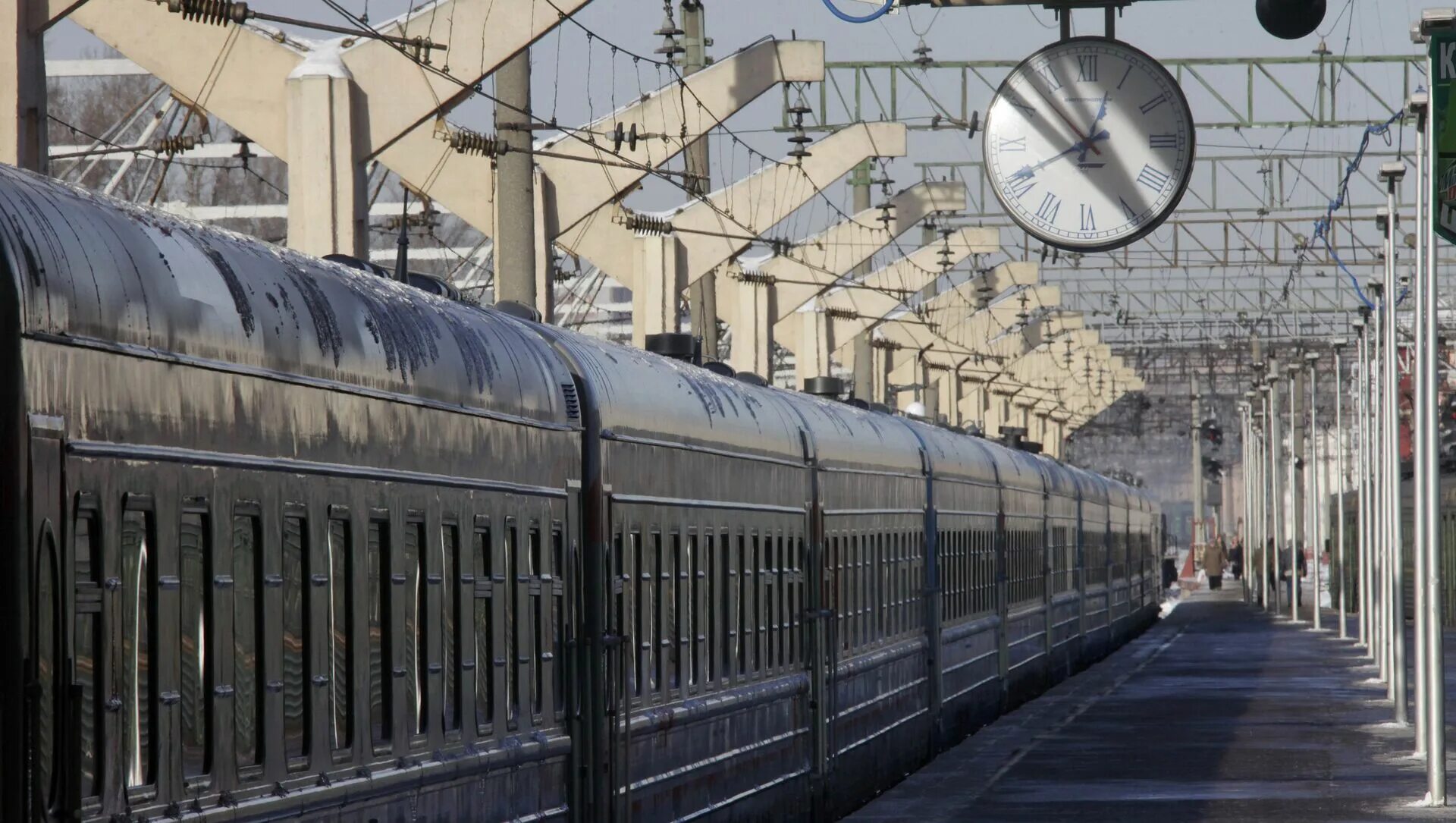 Куда приезд. Перрон вокзала. Поезд на перроне. Пустой вокзал. Железнодорожный перрон.