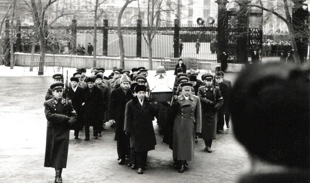 Захоронение праха неизвестного солдата 1966. Похороны неизвестного солдата в Москве 1966 год. Церемония захоронения останков неизвестного солдата в Москве 1966 год. 1966 Год захоронение неизвестного солдата. Площадь прощанья