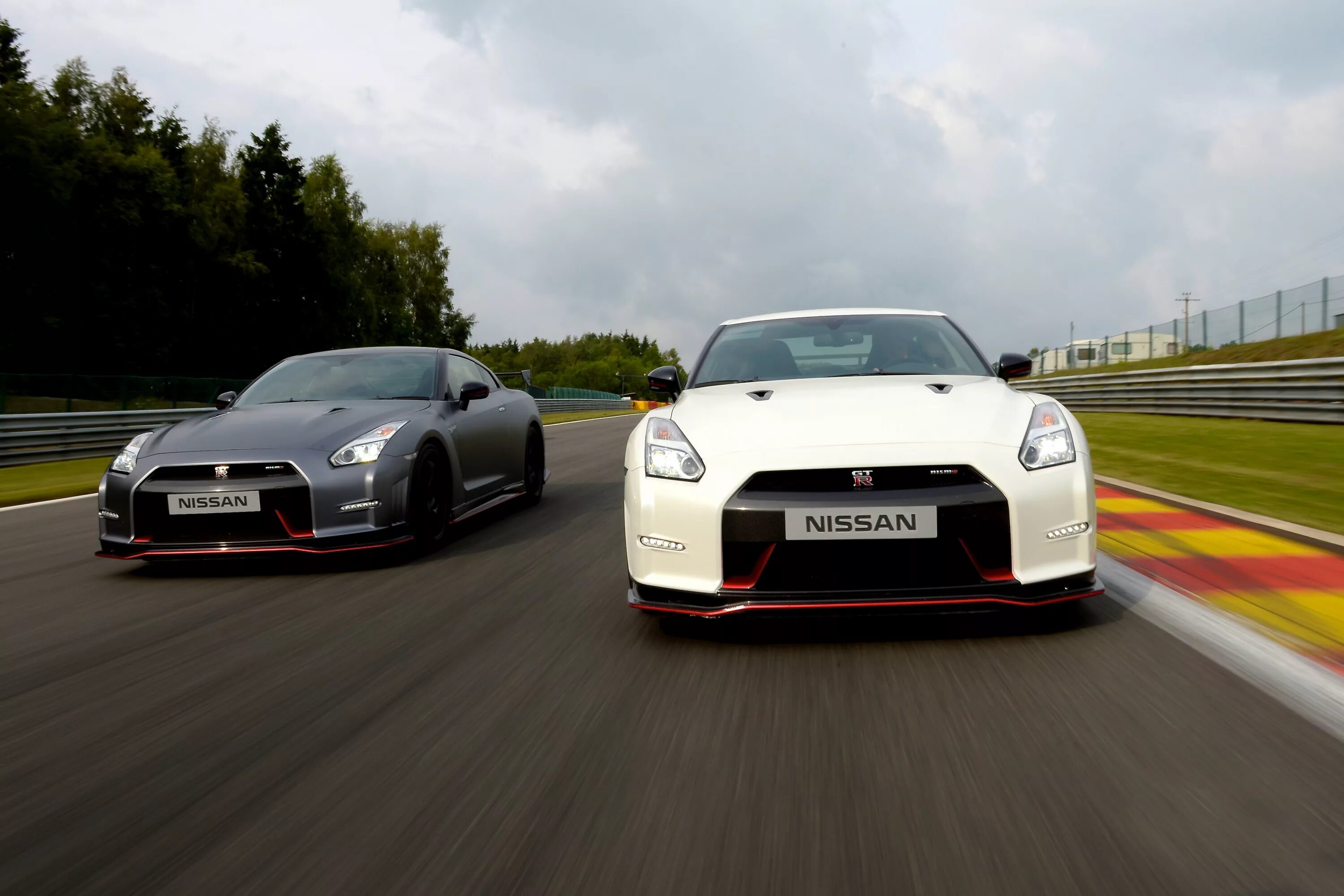 Performance car. Nissan GTR 35 Nismo 2015. Nissan GTR 35 Nismo 2015 White. Nissan GTR Front. Nissan GTR r35 Nismo 2015.