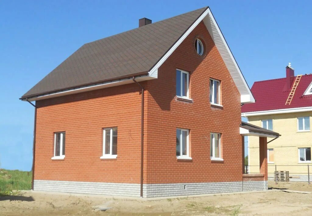 Крыша дома из красного кирпича. Кирпичный дом. дом из красного кирпича. дом из красного кирпича с коричневой крышей. красный кирпичный дом с мансардой.