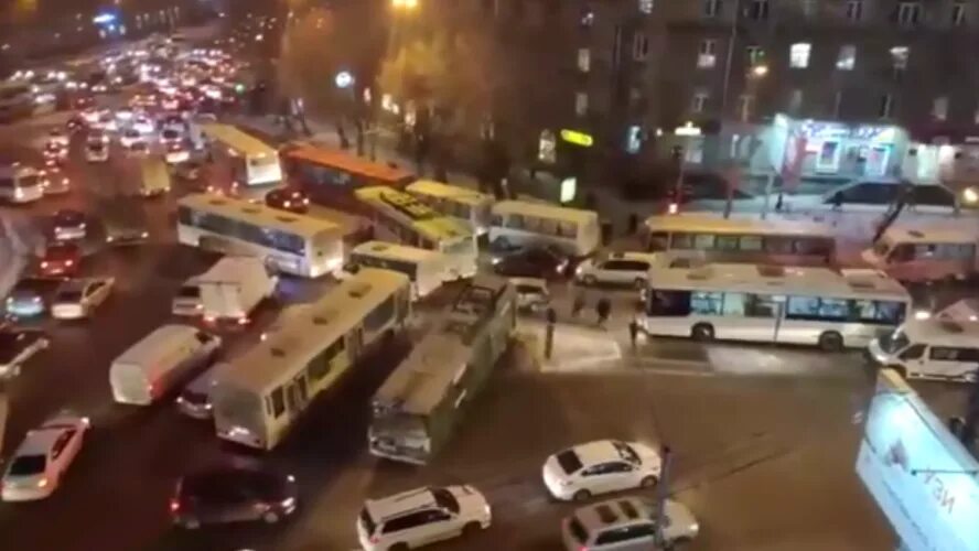 Завтра утром в новосибирске. Площадь труда Новосибирск пробки. Затор на площади труда. Пробка на пл труда. Площадь труда Новосибирск утро пробка.