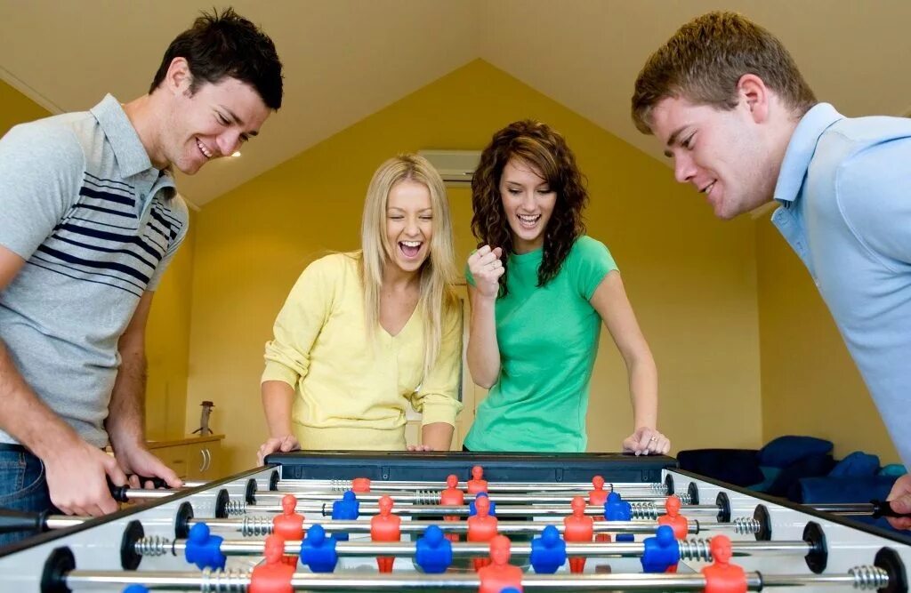 Совместные семейные игры. Пиво сериал друзья. Люди играющие в настольные игры. Вечер настольных игр. Люди играющие за столом.