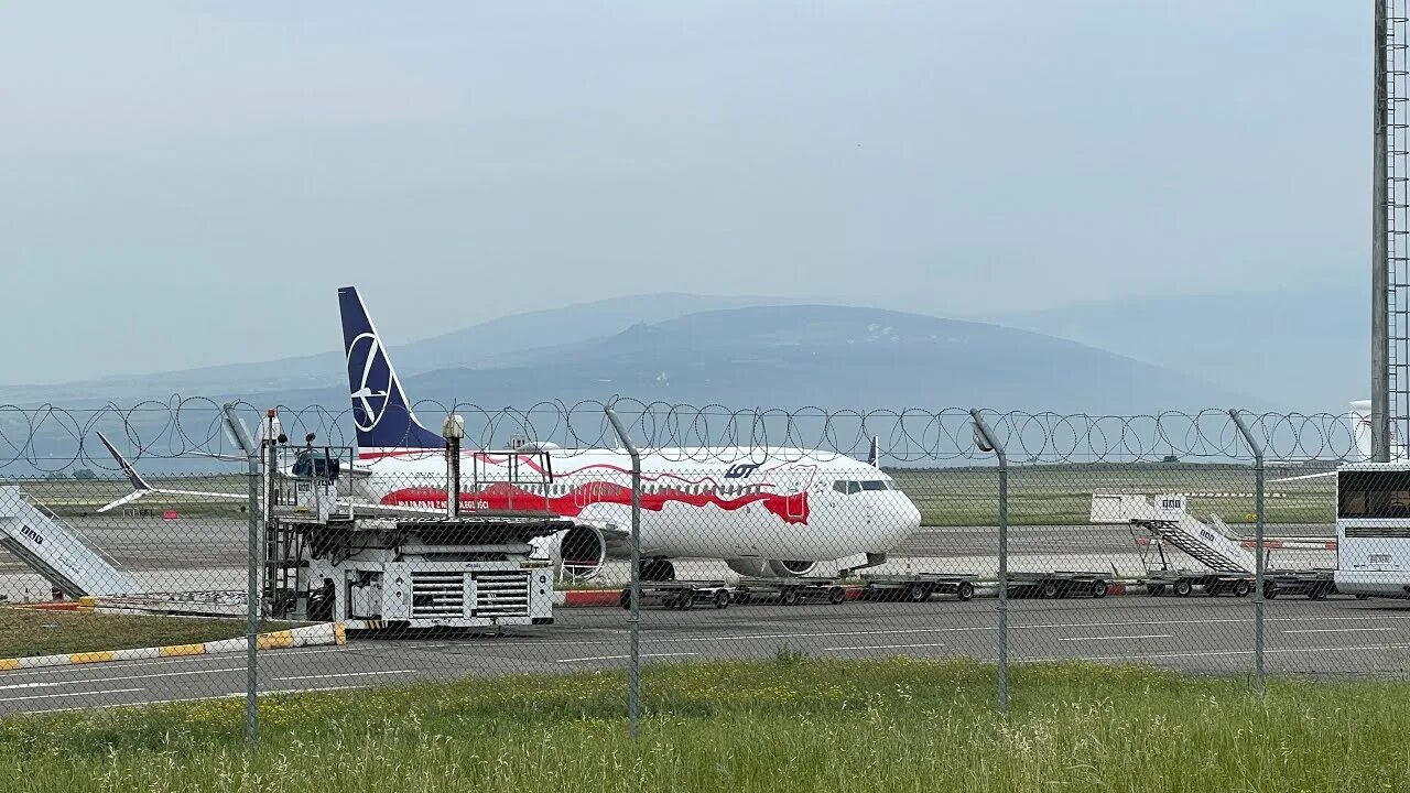 Самолет грузи. Аэропорт Тбилиси. Грузинские авиалинии. Самолёты Georgian Airways. Georgian Airways в Московском аэропорту.