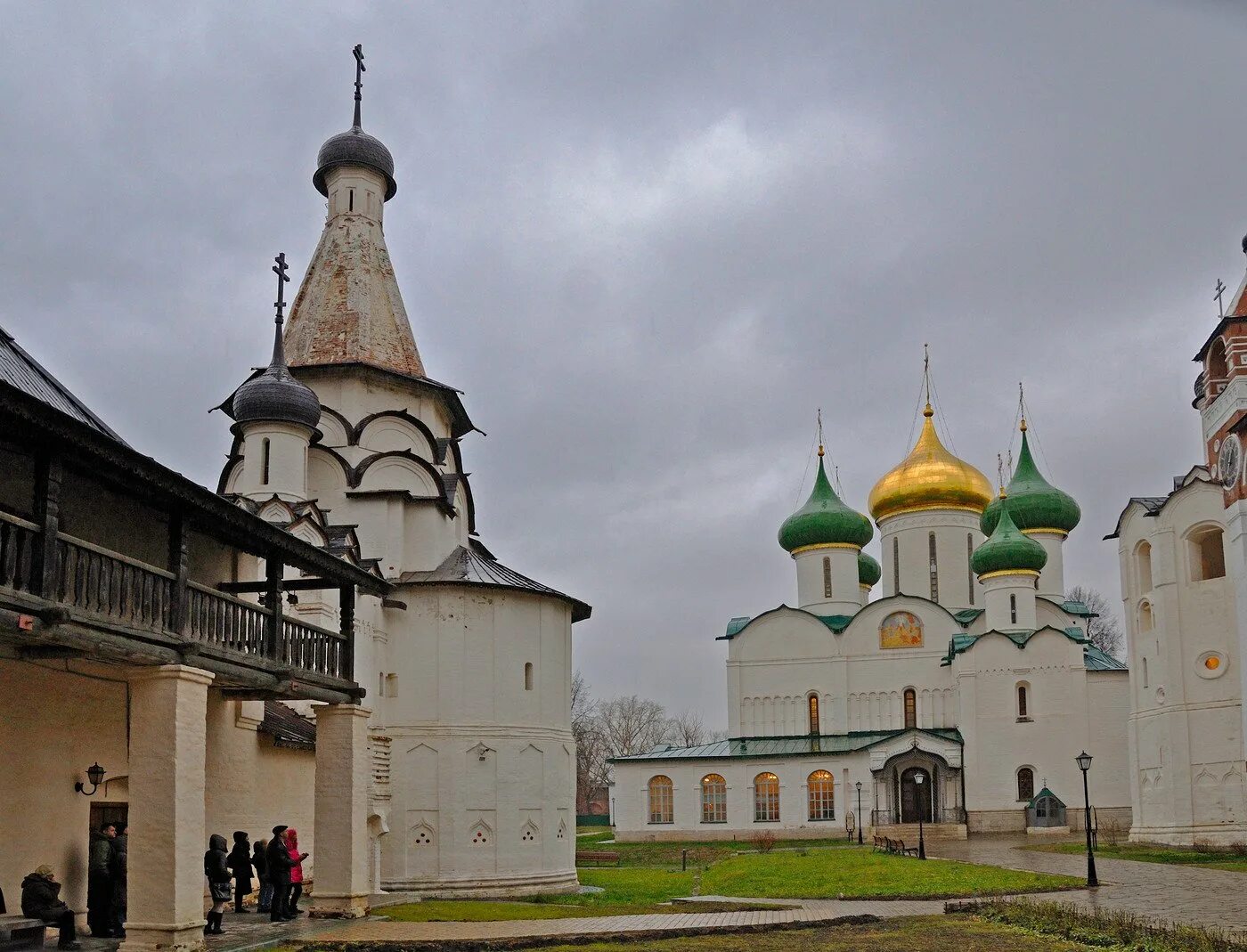 Достопримечательности суздаля фото с названиями. Суздаль монастырь Василия Великого. Печерского монастыря в Суздале.. Суздаль колокол Ивана Грозного. Суздаль достопримечательности.