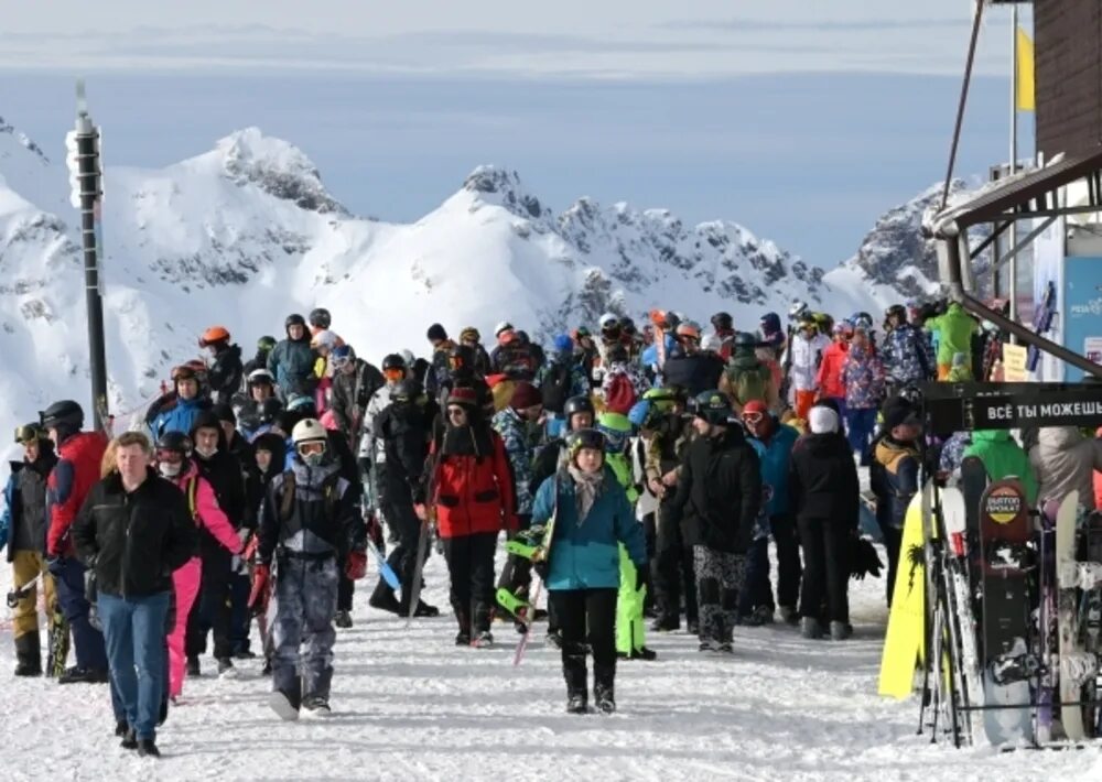 Сочи новые правила. Турпоток в Сочи 2021. Лыжный курорт. Горнолыжный склон. Толпа на горнолыжке.