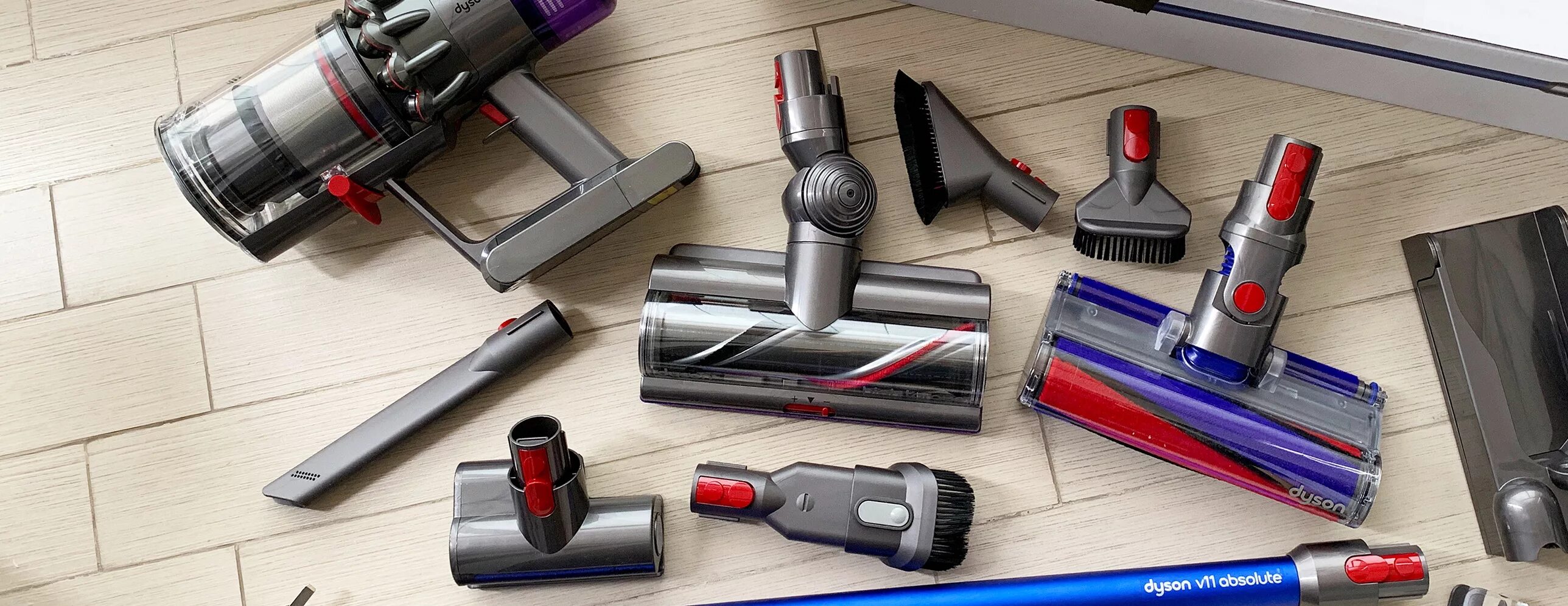 Dyson v11s. Dyson v11 absolute. Пылесос Dyson v11 absolute. Dyson v11 щетка. V11 absolute купить