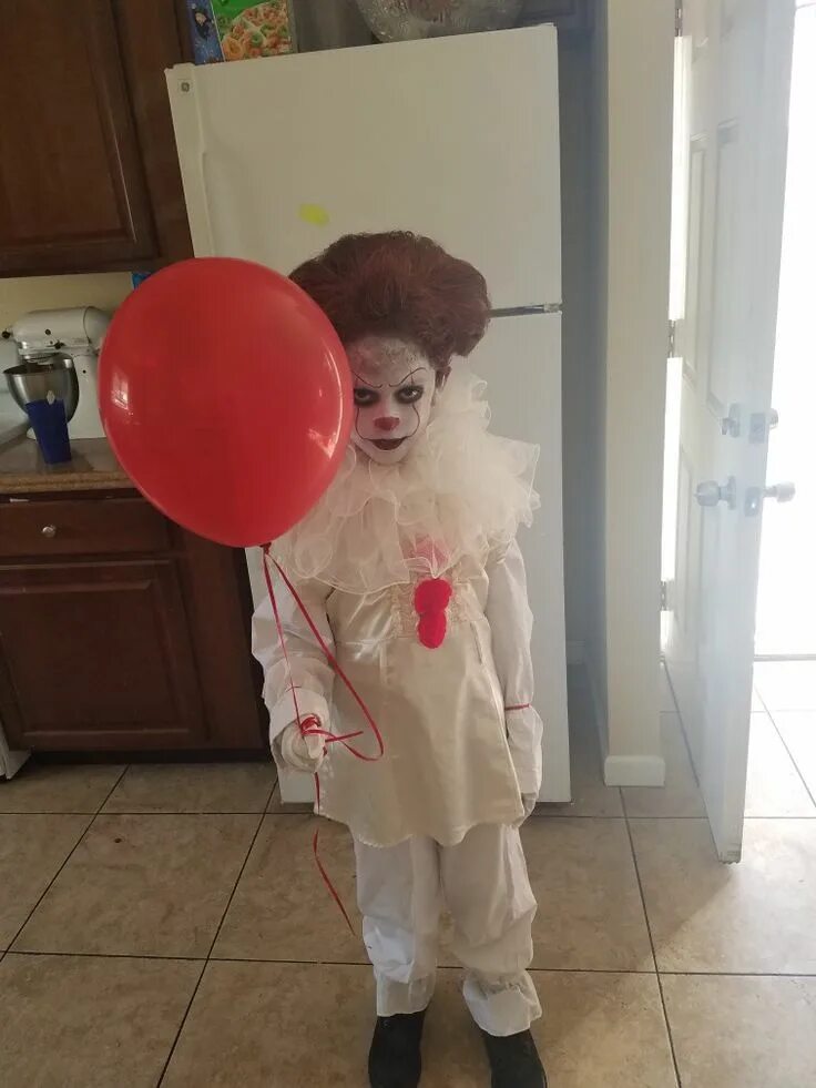 Костюм клоуна pennywise. Мальчик в костюме оно. Костюм сумасшедший клоун. Костюм пеннивайза 2017. Мальчик в костюме оно.