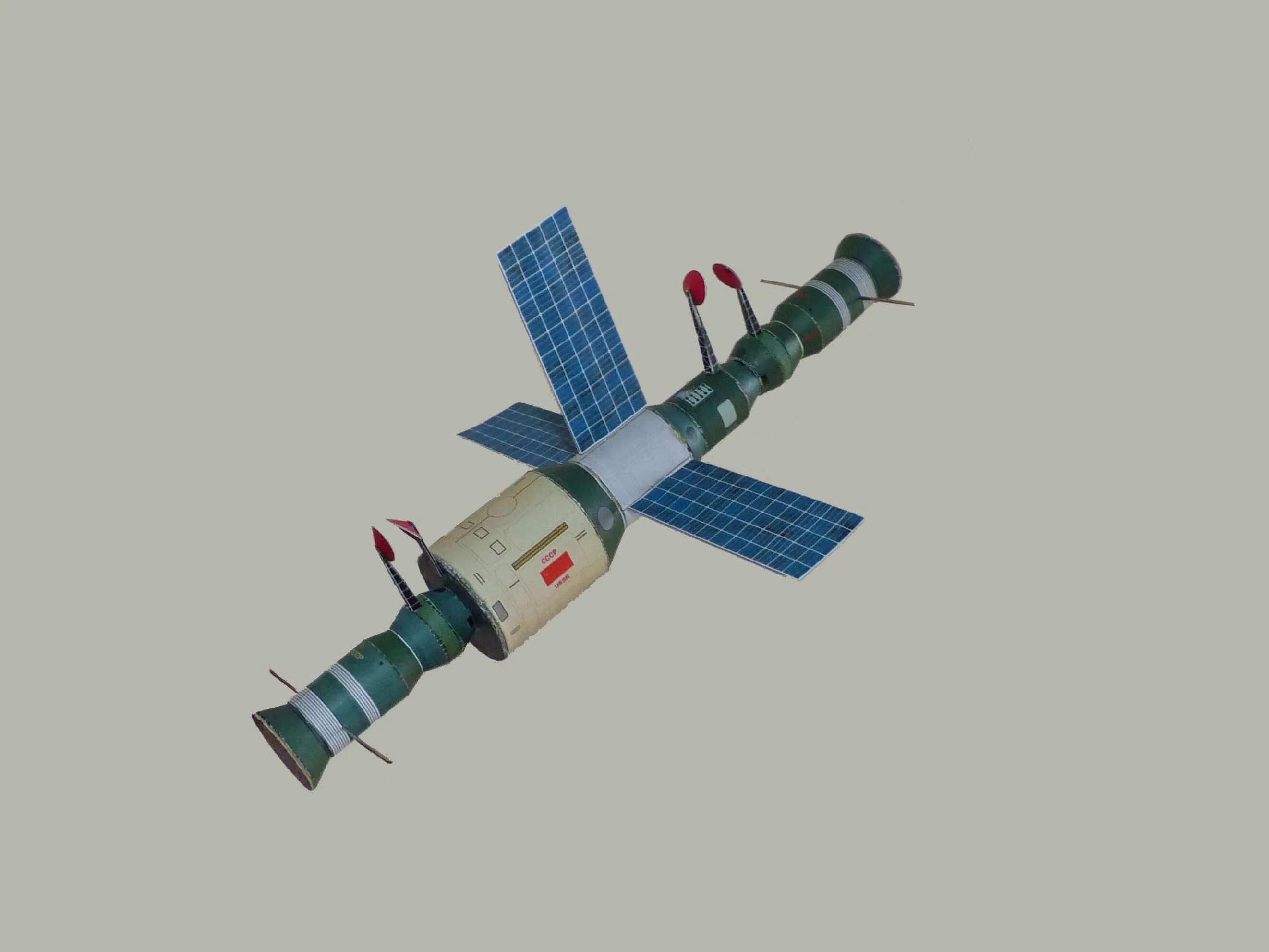 Макет мкс. Бумажные модели мкс. Макет космической станции. Макет космического корабля. Модель космической станции.