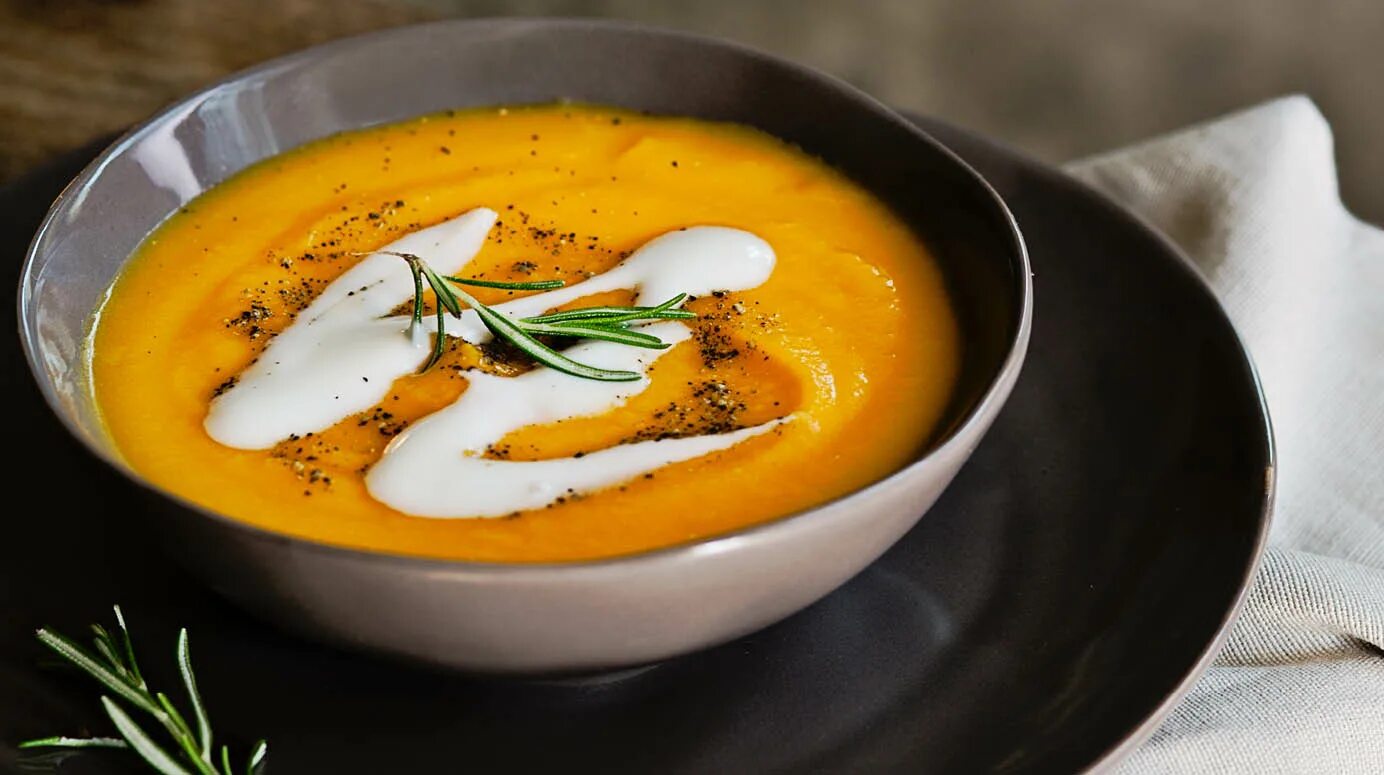 Суп из тыквы с гренками. Суп пюре из тыквы подача. Тыква со сливками и сыром. Тыквенный суп-пюре с сыром. Рисовая запеканка с тыквой.