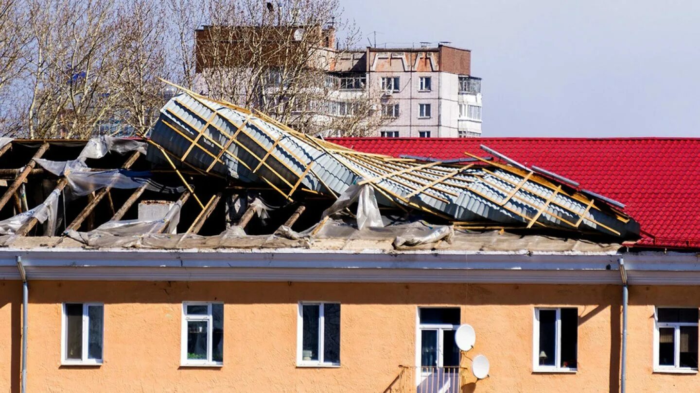 Снесло крышу. Сорвало крышу. Снесло крышу дома.